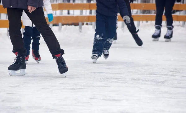 Beine Von Menschen Beim Schlittschuhlaufen Winter Nahaufnahme — Stockfoto
