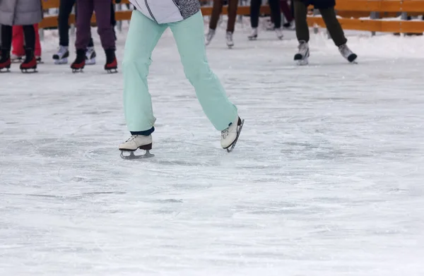 冬日特写中人们滑冰的腿 — 图库照片