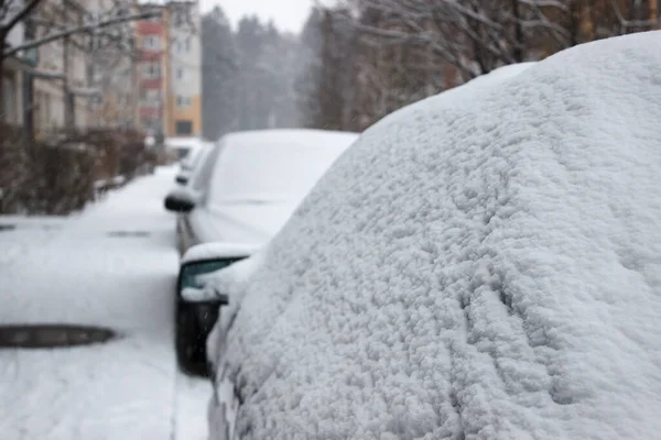 Samochód Pokryty Śniegiem Zimowy Dzień Ulicy Miasta — Zdjęcie stockowe