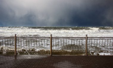 Güneşli kış gününde Baltık Denizi 'nde şiddetli fırtına