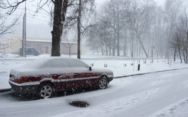 冬の暗い日に街中で雪が降り — ストック写真