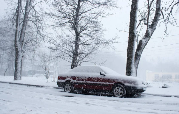 冬の暗い日に街中で雪が降り — ストック写真