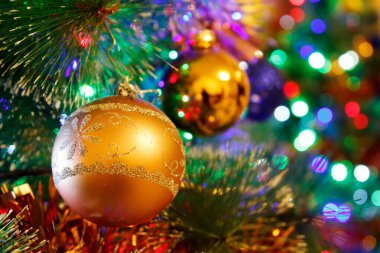 Parlak renkli dekorasyon topları Noel ağacının içinde yakın plan.