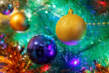 Parlak renkli dekorasyon topları Noel ağacının içinde yakın plan.