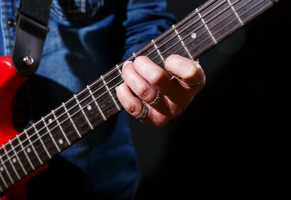 Anziano Uomo Camicia Blu Denim Suona Chitarra Elettrica Sfondo Nero — Foto Stock