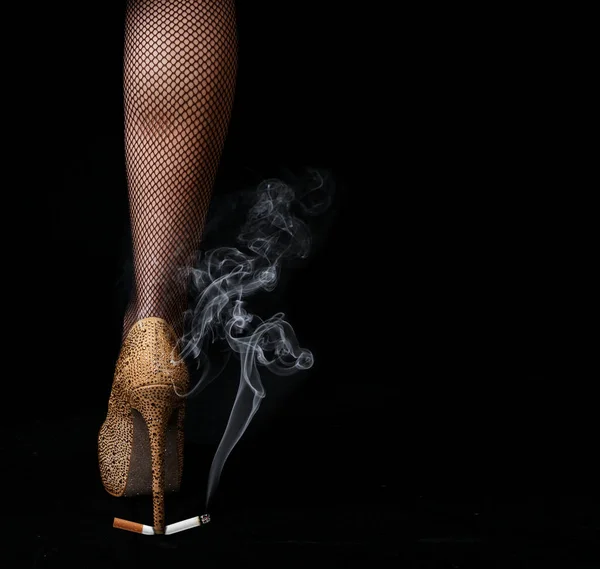 Samice Nohy Síťované Punčochy Boty Vysokými Podpatky Černém Pozadí Detailní — Stock fotografie
