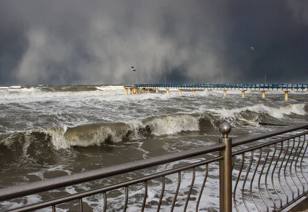 Güneşli kış gününde Baltık Denizi 'nde şiddetli fırtına