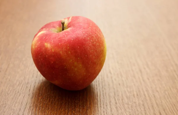 Gran Manzana Roja Brillante Sobre Mesa Acostada Sobre Una Mesa — Foto de Stock