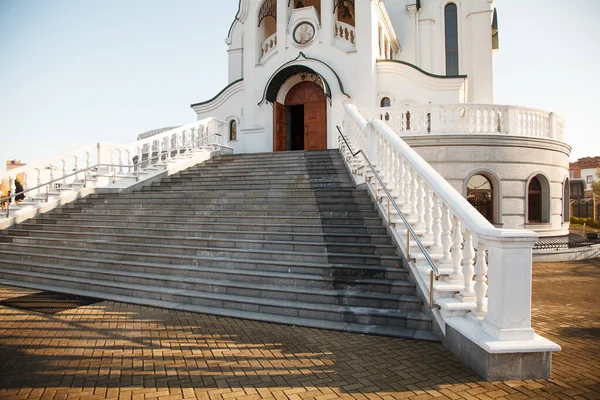 阳光明媚的夏日 俄罗斯卡里宁格勒亚历山大涅夫斯基教堂 — 图库照片