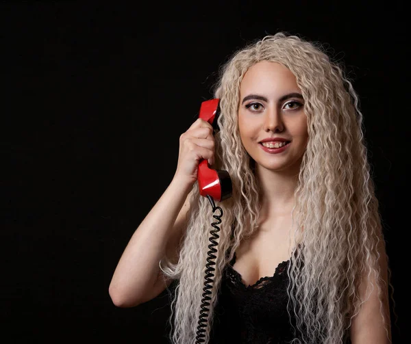 Muotokuva Nuori Blondi Tyttö Puhelin Studiossa Mustalla Taustalla — kuvapankkivalokuva