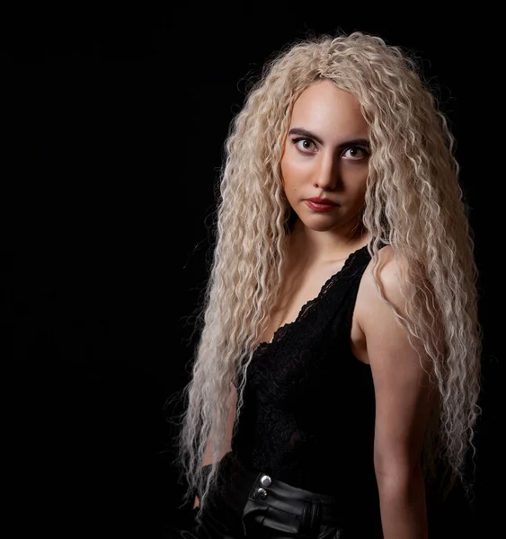 Portrét Mladé Blondýny Dlouhými Kudrnatými Vlasy Studiu Černém Pozadí — Stock fotografie