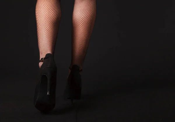 Jambes Féminines Bas Maille Chaussures Talons Hauts Sur Fond Noir — Photo