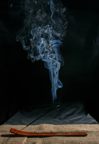 Indian Rökelse Pinne Med Rök Svart Bakgrund Inomhus Närbild — Stockfoto