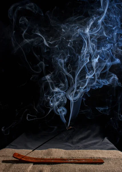 Bâton Encens Indien Avec Fumée Sur Fond Noir Intérieur Gros — Photo