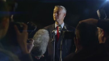 basın toplantısında devlet adamı