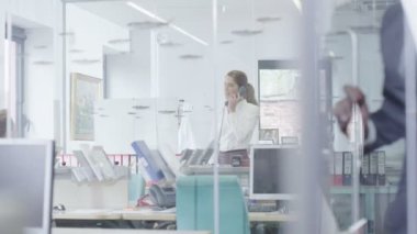 genç moda iş takım içinde şık, modern bir ofis işte