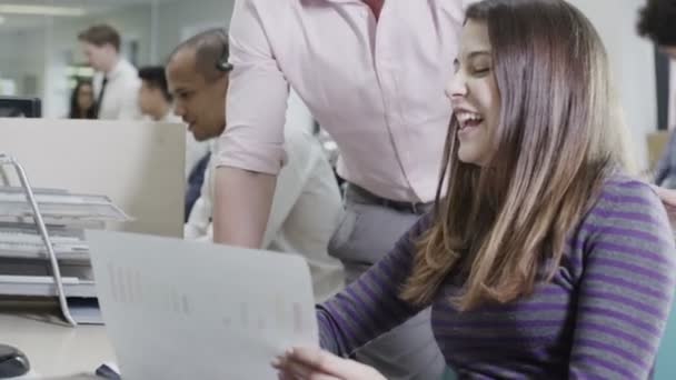 Çağdaş bir ofiste çalışmak daha çekici ve şık genç iş takım — Stok video