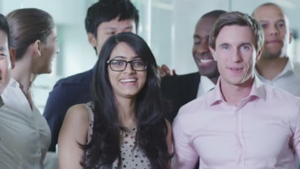 Portrait d'une jeune équipe d'affaires heureuse et décontractée 