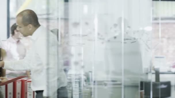 Jeune équipe d'entreprises créatives travaillant ensemble dans un bureau léger et moderne 