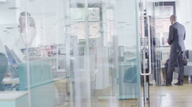 genç moda iş takım içinde şık, modern bir ofis işte