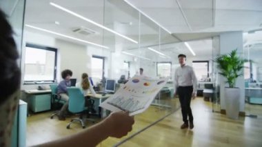 genç iş kadını ofis patronuyla evrak almak geçmiş yürür.