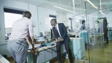 birlikte hafif ve çağdaş bir ofiste çalışan genç yaratıcı iş takım