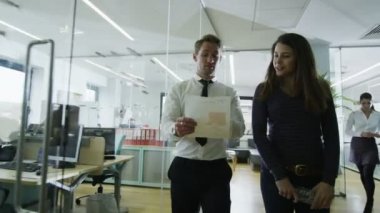 birlikte hafif ve çağdaş bir ofiste çalışan genç yaratıcı iş takım