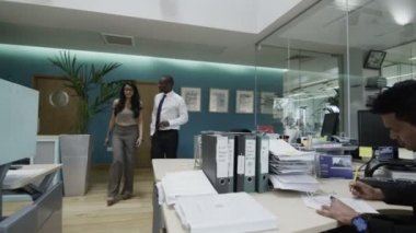 iş adamı ve iş kadını ofiste yürürken birlikte söz