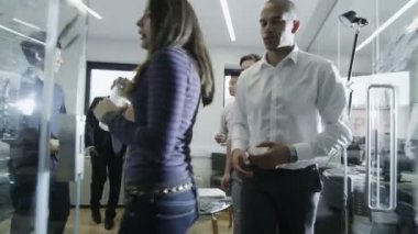 birlikte hafif ve çağdaş bir ofiste çalışan genç yaratıcı iş takım