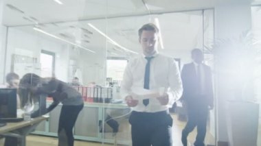 birlikte çağdaş bir ofiste çalışan genç multi etnik iş takım