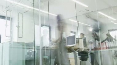 meşgul modern ofis iş başında yaratıcı genç profesyoneller