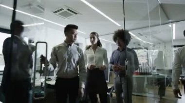 Genç yaratıcı iş takım bir araya geldiği toplantıda çağdaş office için