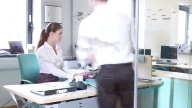 meşgul ofis çalışma çekici şık genç profesyoneller