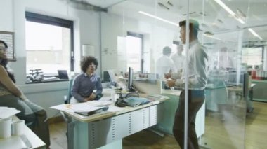 Genç yaratıcı iş takım çağdaş bir ofiste iş başında