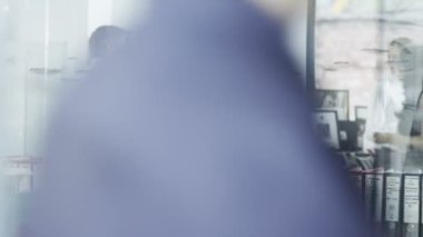Kendine güvenen genç işadamı modern ofis telefon