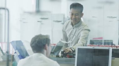 çekici genç yaratıcı iş takım çağdaş bir ofiste iş başında