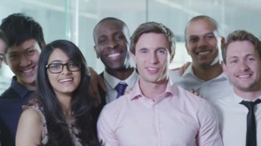 mutlu ve rahat genç iş takım portresi