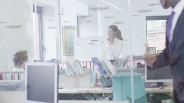 genç moda iş takım içinde şık, modern bir ofis işte