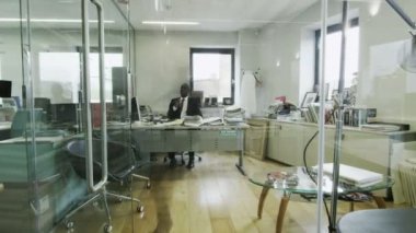 zaman atlamalı çekici genç iş ekibi meşgul modern ofis iş başında