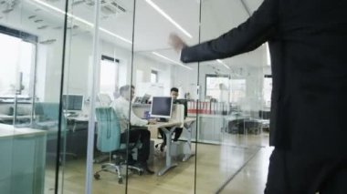 Genç yaratıcı iş takım çağdaş bir ofiste iş başında
