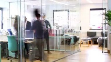 Ofiste birlikte çalışan iş ekibi.