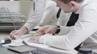 çağdaş bir ofiste çalışmak daha çekici ve şık genç iş takım