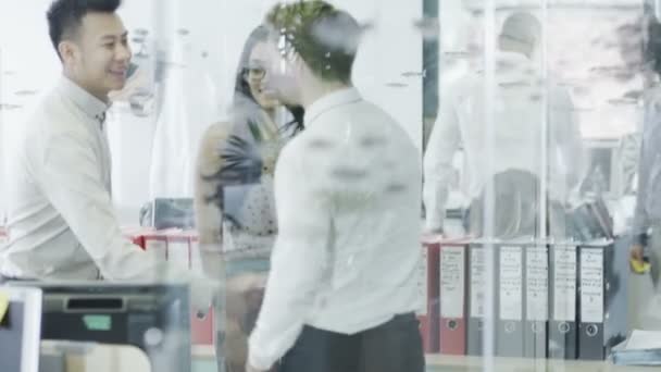 Jeune groupe d'affaires multiethnique collaborant ensemble 