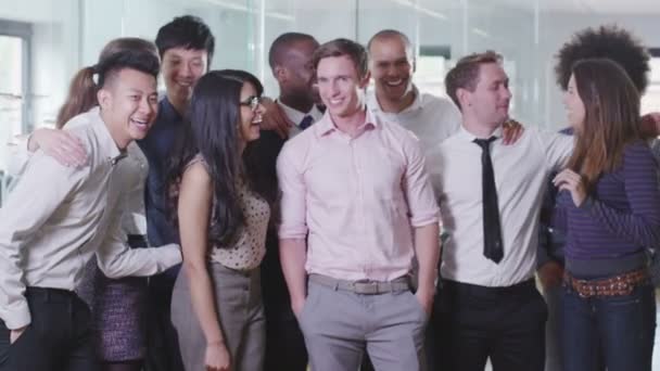 Portrait d'une jeune équipe d'affaires heureuse et décontractée 