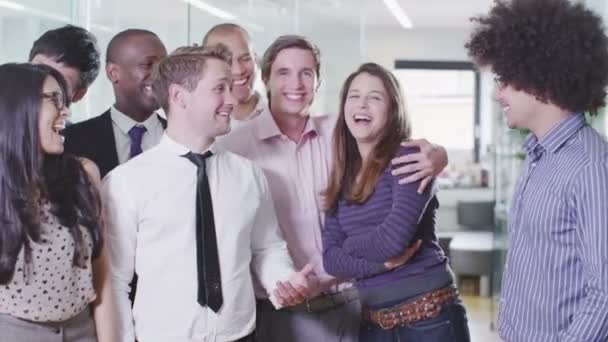 Portrait d'une jeune équipe d'affaires heureuse et décontractée 