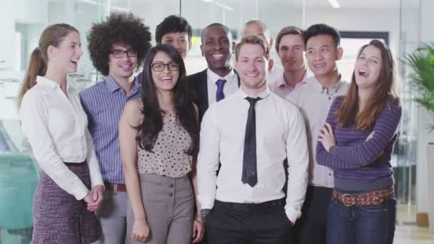 Portrait d'une jeune équipe d'affaires heureuse et décontractée 