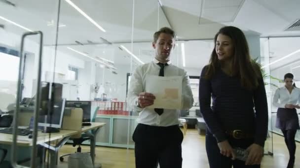 Jeune équipe d'entreprises créatives travaillant ensemble dans un bureau contemporain léger 