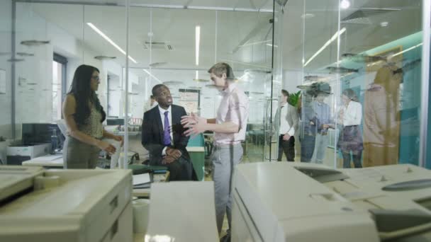 Jovem equipe de negócios criativos trabalhando juntos em um escritório contemporâneo leve — Vídeo de Stock