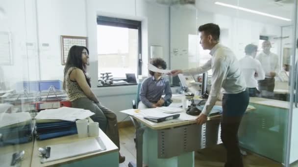 현대 사무실에서 직장에서 젊은 크리에이 티브 비즈니스 팀 — 비디오