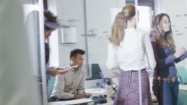 가벼운 현대 사무실에서 함께 일 하는 젊은 크리에이 티브 비즈니스 팀 — 비디오